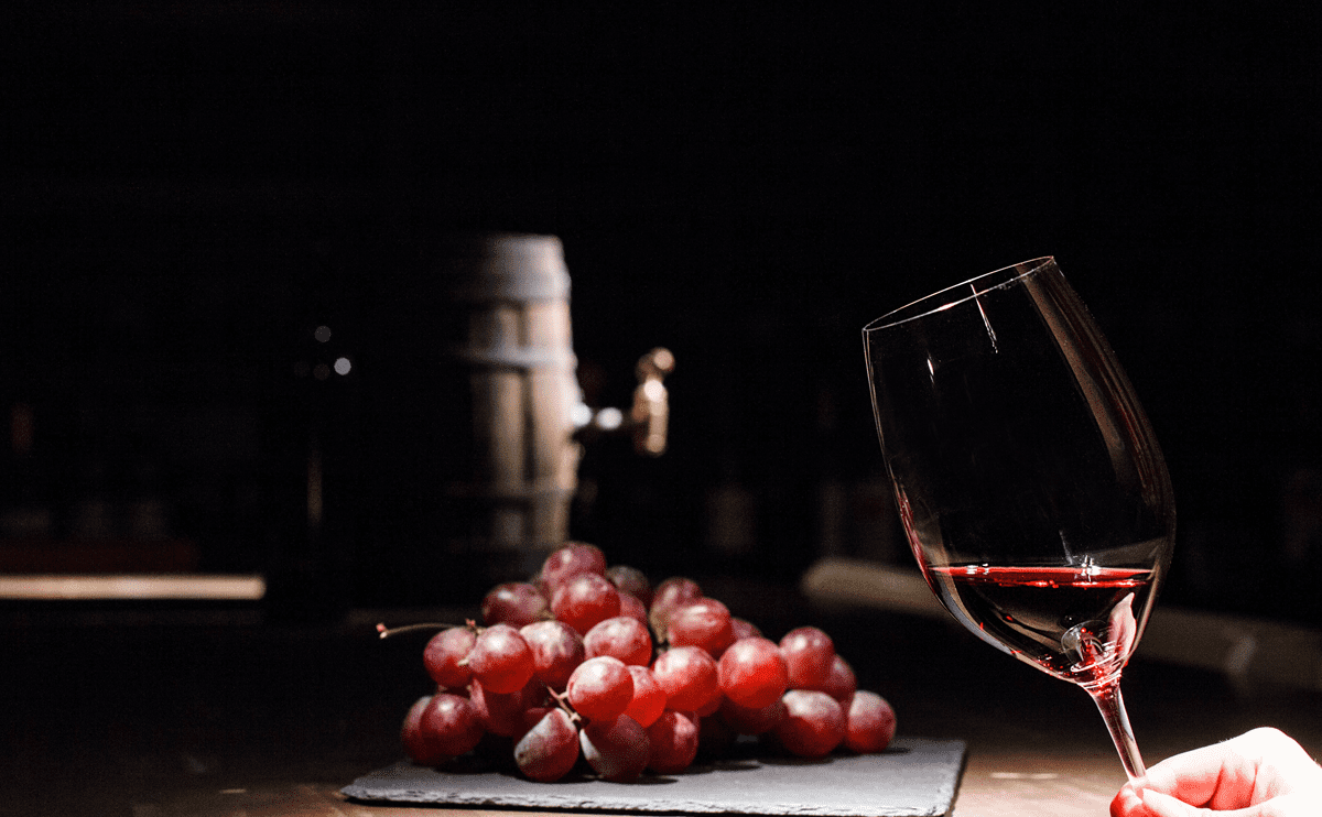 Aprenda como segurar a taça do vinho