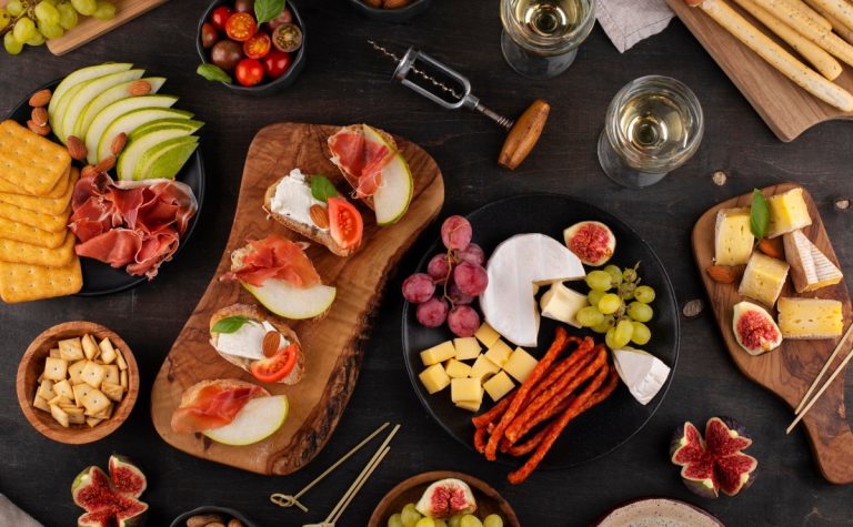 Criando a Noite Perfeita com Vinhos e Petiscos - Elite Vinho
