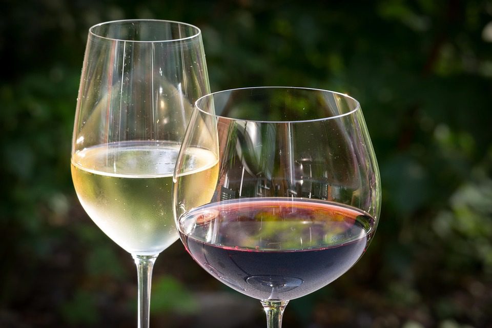 As Melhores Combinações de Vinho com Comidas de Festa