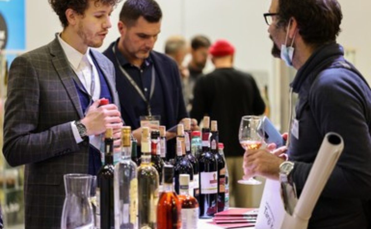 A Melhor Forma de Provar Vinhos em Feiras e Eventos